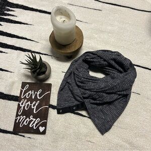 Lululemon Vinyasa Black/gray button scarf
